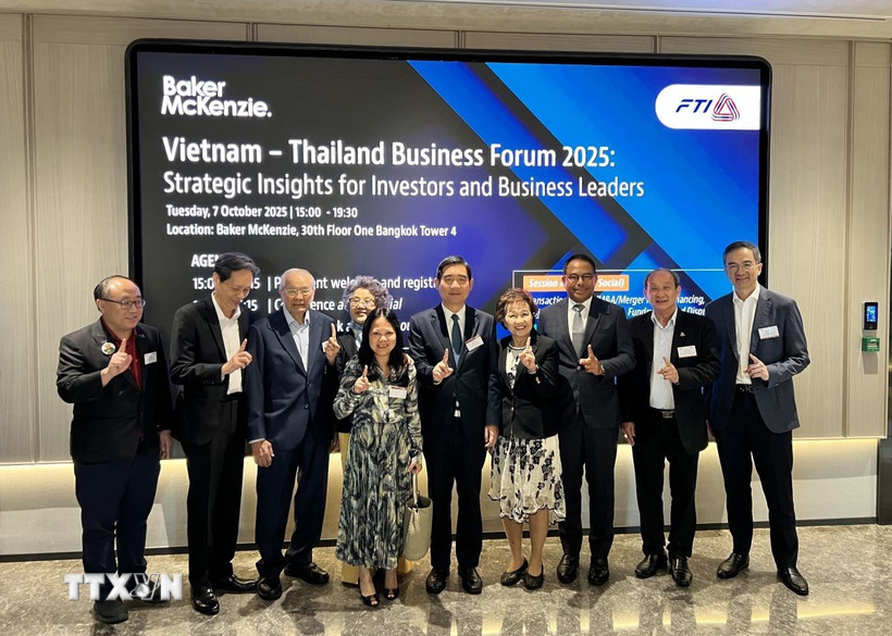 Đại sứ Phạm Việt Hùng (giữa) cùng đại diện Ban tổ chức và đại biểu tham dự Diễn đàn. (Ảnh: Đỗ Sinh/TTXVN) 