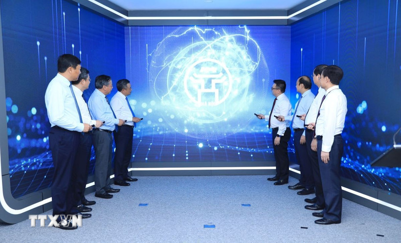 Các đại biểu bấm nút khai trương Trung tân Báo chí Thủ đô. (Ảnh: Quốc Lũy/TTXVN)