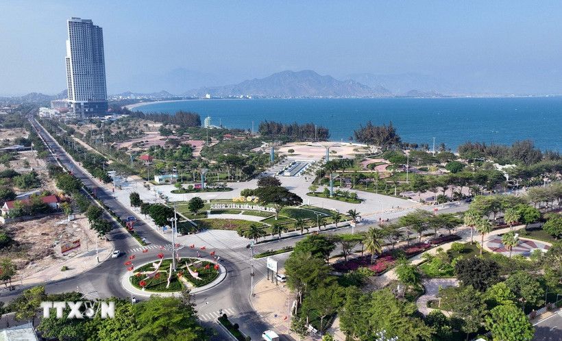 Dải ven biển tỉnh Ninh Thuận đang thu hút các doanh nghiệp đến nhà đầu tư vào lĩnh vực du lịch. (Ảnh: Công Thử/TTXVN)