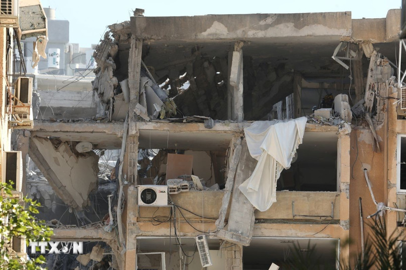 Hiện trường đổ nát sau vụ tấn công bằng tên lửa từ Iran xuống thành phố Holon, miền Trung Israel ngày 19/6/2025. (Ảnh: THX/TTXVN)