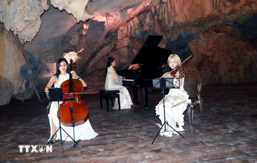 Tối 30/5/2025, Công ty APC Corporation đã tổ chức buổi ra mắt sản phẩm du lịch mới là chương trình nghệ thuật kết hợp với ăn uống trong hang Dơi (hang Ngọc Rồng) bên bờ vịnh Bái Tử Long (Quảng Ninh). (Ảnh: Văn Đức/TTXVN)