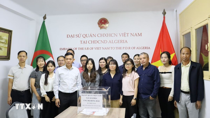 Các cán bộ, nhân viên Đại sứ quán Việt Nam tại Algeria quyên góp ủng hộ đồng bào bị bão lụt trong nước. (Ảnh: Mạnh Hùng/Algeria) 
