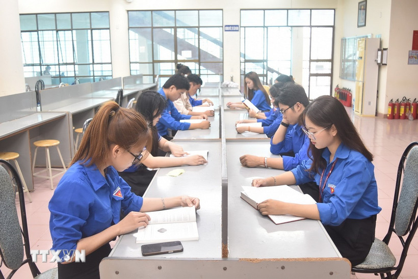 Các học sinh, sinh viên không ngừng cố gắng phấn đấu học tập, trau dồi bản thân để được kết nạp Đảng. (Ảnh: Nguyên Dung/TTXVN)