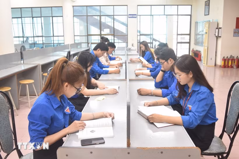 Các học sinh, sinh viên không ngừng cố gắng phấn đấu học tập, trau dồi bản thân để được kết nạp Đảng. (Ảnh: Nguyên Dung/TTXVN)