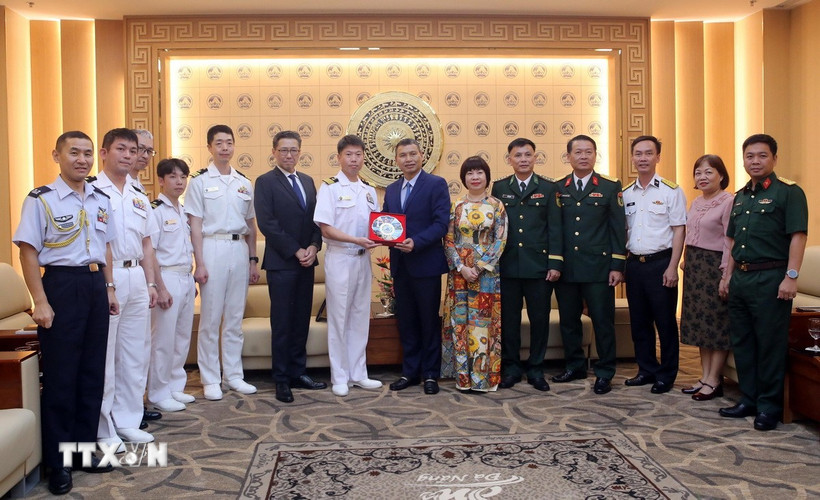 Phó Chủ tịch thường trực UBND thành phố Đà Nẵng Hồ Kỳ Minh tiếp Đại tá Mizuno Tatsuhito, Chỉ huy Tàu huấn luyện Suzunami của Lực lượng Tự vệ trên biển Nhật Bản và các đại biểu tại buổi tiếp. (Ảnh: Trần Lê Lâm/TTXVN)