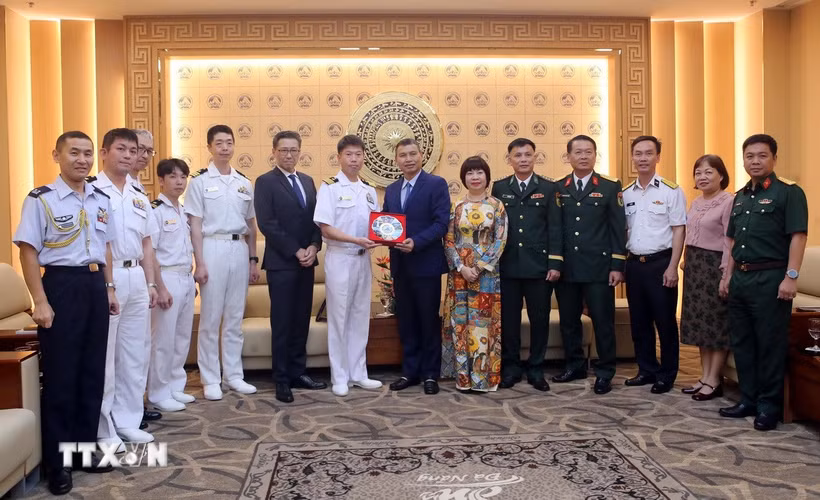 Phó Chủ tịch thường trực UBND thành phố Đà Nẵng Hồ Kỳ Minh tiếp Đại tá Mizuno Tatsuhito, Chỉ huy Tàu huấn luyện Suzunami của Lực lượng Tự vệ trên biển Nhật Bản và các đại biểu tại buổi tiếp. (Ảnh: Trần Lê Lâm/TTXVN)