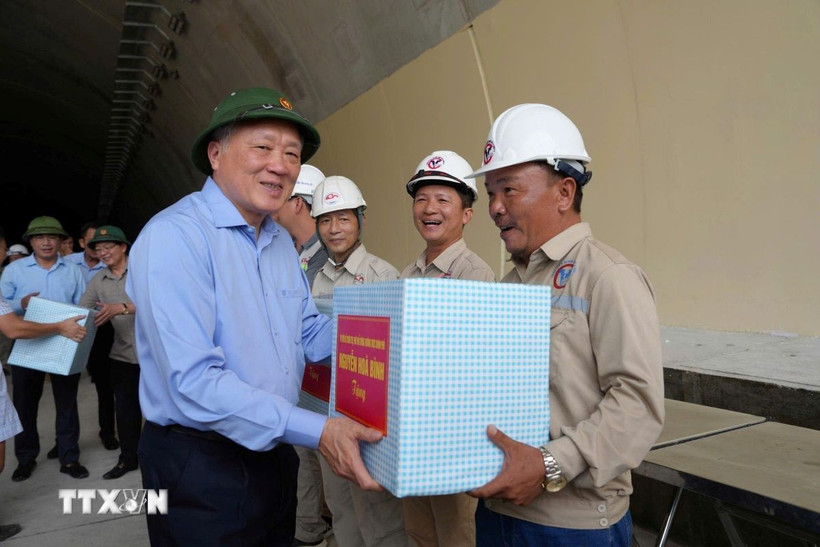 Phó Thủ tướng Thường trực Nguyễn Hòa Bình tặng quà cho công nhân đang thi công tại hầm Sơn Triệu (Thị xã An Nhơn, Bình Định). (Ảnh: Sỹ Thắng/TTXVN)