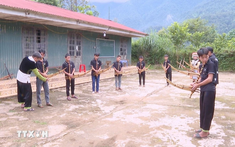 Lớp học khèn Mông của những người "giữ lửa" tiếng khèn trên non cao Trạm Tấu. (Ảnh: Tuấn Anh/TTXVN)