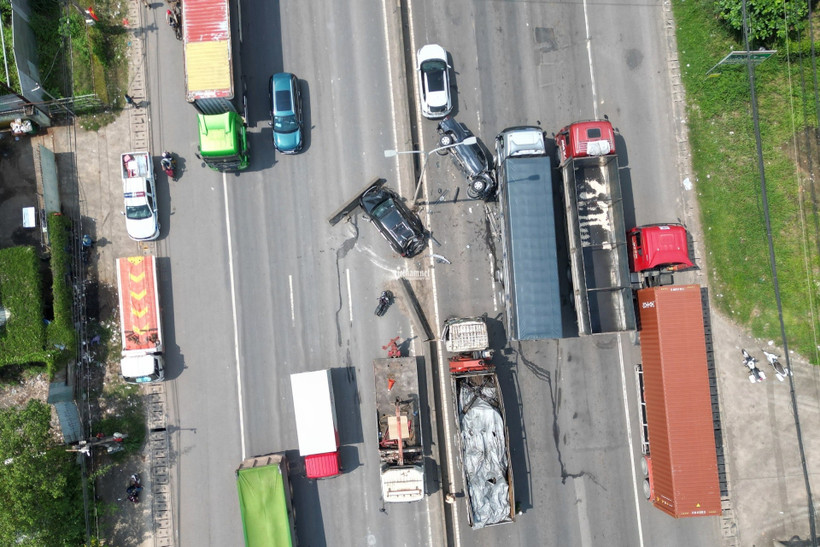 8 xe ôtô va chạm liên hoàn, Quốc lộ 51 ùn tắc cả hai chiều.