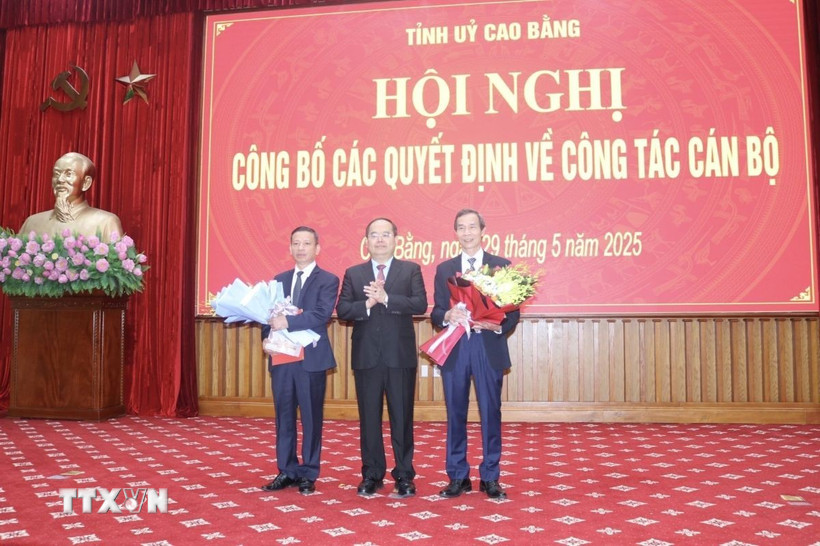 Trao quyết định nghỉ hưu trước tuổi cho các đồng chí trong Ban Thường vụ, Ban Chấp hành Đảng bộ tỉnh Cao Bằng. (Ảnh: Chu Hiệu/TTXVN)
