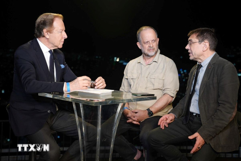 Một chương trình truyền hình trực tiếp tại trường quay của TELESUR. (Ảnh: TTXVN phát) 