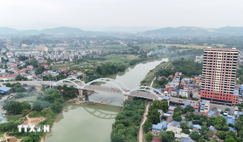 Cấu Bến Tượng nối hai bờ sông Cầu tạo động lực mới trong phát triển kinh tế-xã hội thành phố Thái Nguyên. (Ảnh: Hoàng Nguyên/TTXVN)