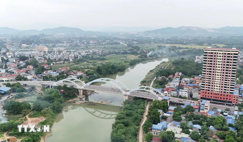 Cấu Bến Tượng nối hai bờ sông Cầu tạo động lực mới trong phát triển kinh tế-xã hội thành phố Thái Nguyên. (Ảnh: Hoàng Nguyên/TTXVN)