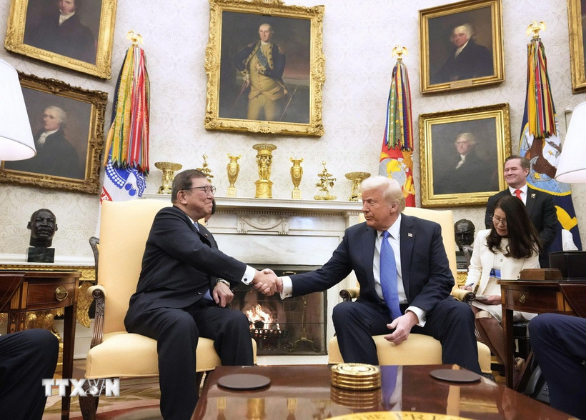 Tổng thống Mỹ Donald Trump (thứ 3, phải) tiếp Thủ tướng Nhật Bản Shigeru Ishiba (trái) tại Nhà Trắng ở Washington DC., ngày 7/2/2025. (Ảnh: Kyodo/TTXVN)