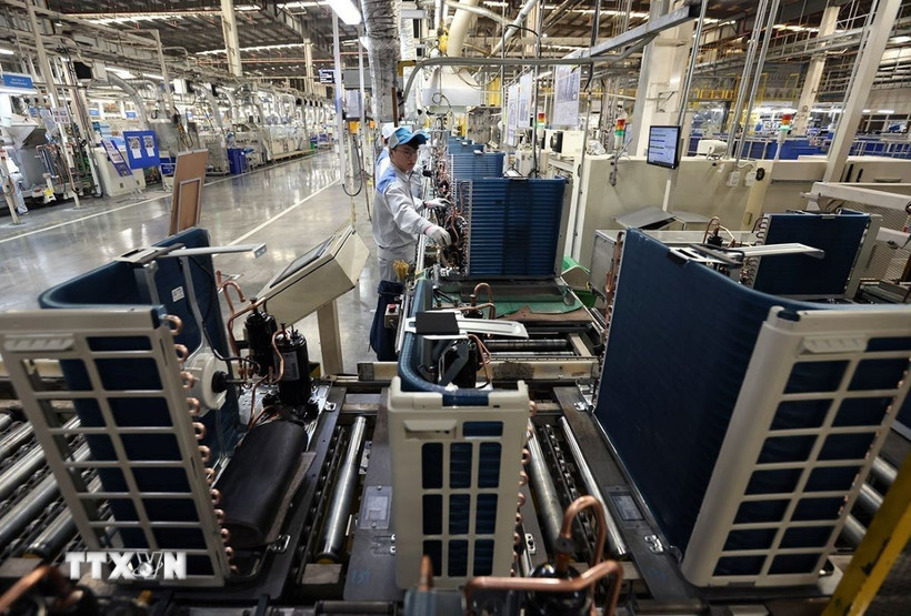 Lắp ráp điều hoà tại nhà máy của Tập đoàn Daikin Việt Nam, khu công nghiệp Thăng Long II, tỉnh Hưng Yên. (Ảnh Vũ Sinh/TTXVN)