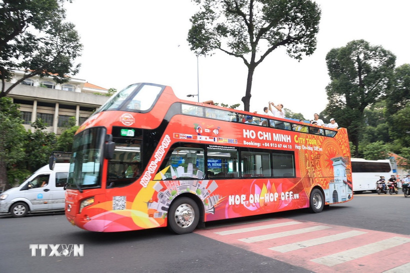 Xe bus hai tầng ở Thành phố Hồ Chí Minh. (Ảnh: Hồng Đạt/TTXVN)