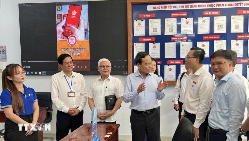 Bí thư Thành ủy Thành phố Hồ Chí Minh Trần Lưu Quang kiểm tra hoạt động tại Trung tâm Phục vụ hành chính công an phường Dĩ An. (Ảnh: Huyền Trang/TTXVN)