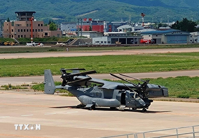 Máy bay quân sự Osprey của Mỹ hạ cánh khẩn cấp xuống sân bay Hanamaki, tỉnh Iwate, Đông Bắc Nhật Bản. (Ảnh: Kyodo/TTXVN) 