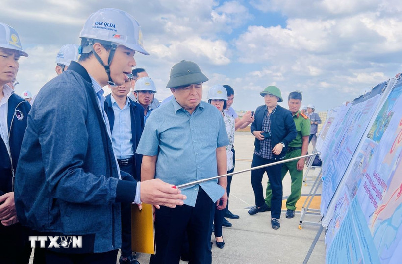 Phó Thủ tướng Nguyễn Chí Dũng kiểm tra dự án đầu tư xây dựng Sân bay Quảng Trị. (Ảnh: Nguyên Linh/TTXVN)
