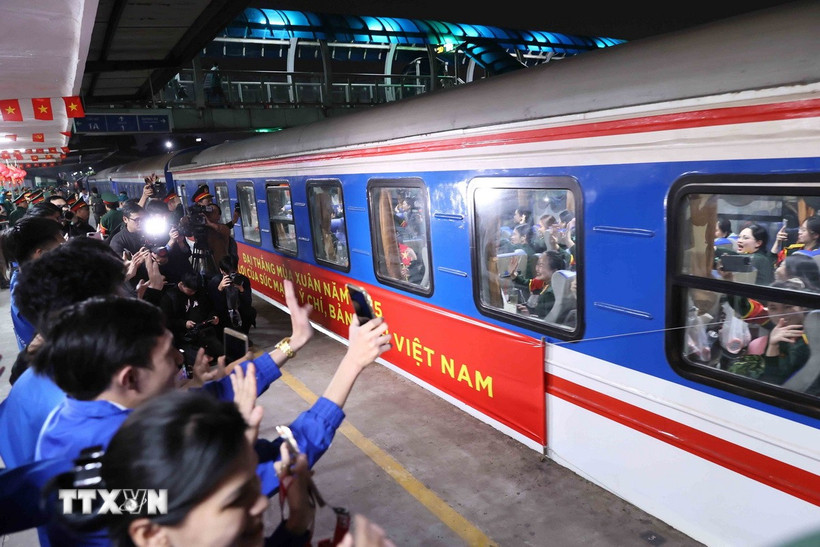 Lực lượng diễu binh diễu hành lên đường từ Ga Hà Nội vào Nam phục vụ Lễ kỷ niệm 50 năm Ngày Giải phóng miền Nam, thống nhất đất nước (30/4/1975 30/4/2025). (Ảnh: An Đăng/TTXVN)