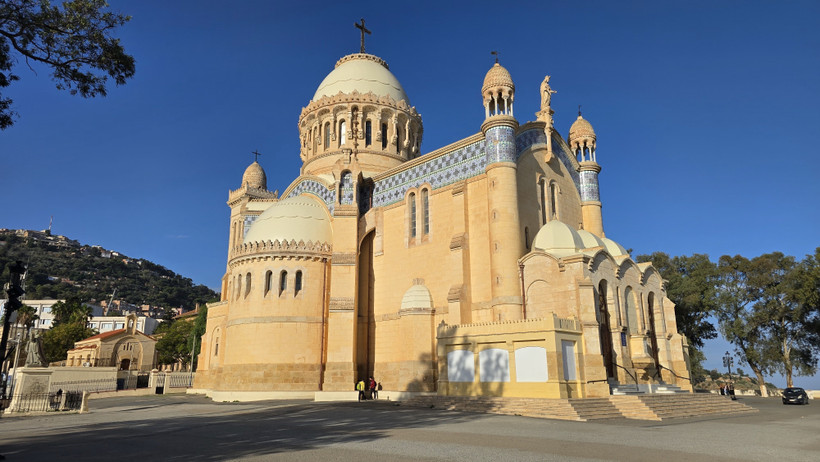 Nhà thờ Đức Bà châu Phi nhìn từ phía biển Địa Trung Hải. (Ảnh: Nguyễn An/TTXVN) 