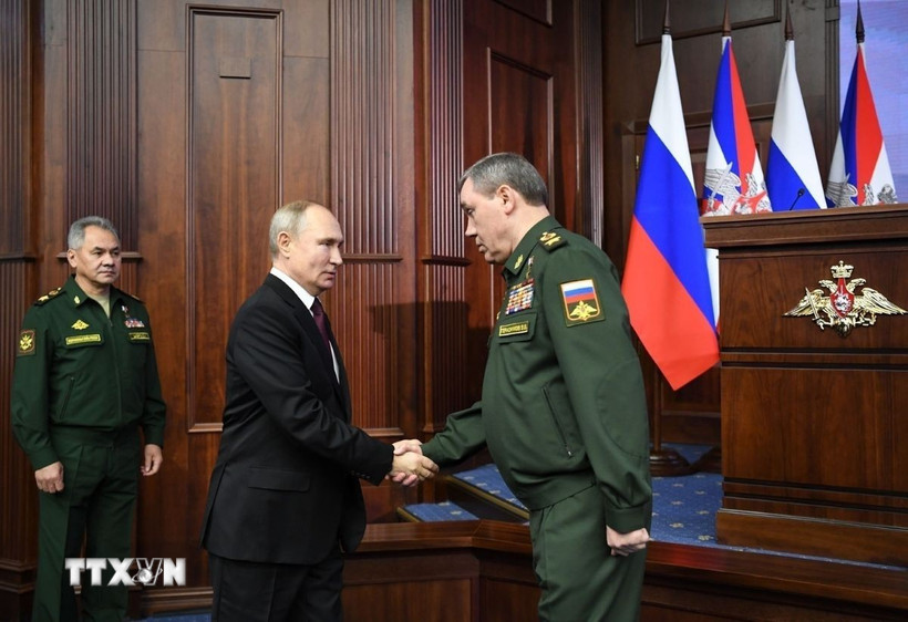Tổng thống Nga Vladimir Putin (giữa) trong cuộc gặp Tổng tham mưu trưởng quân đội Valery Gerasimov (phải) tại Moskva. (Ảnh: kyivpost.com/TTXVN)