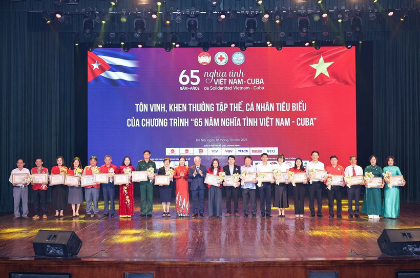 Tôn vinh, khen thưởng, tập thể, cá nhân tiêu biểu của Chương trình vận động ủng hộ nhân dân Cuba “65 năm nghĩa tình Việt Nam - Cuba”. (Ảnh: Thanh Tùng/TTXVN) 