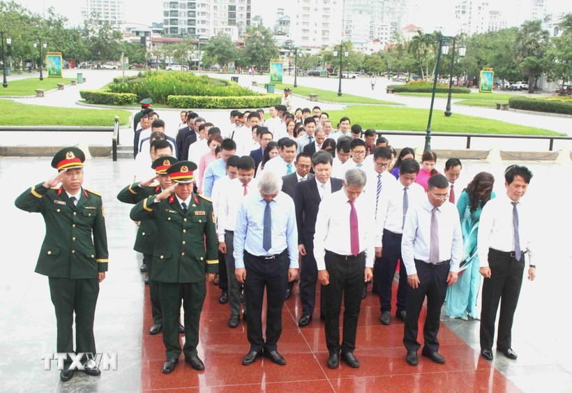 Đại sứ Việt Nam tại Vương quốc Campuchia Nguyễn Minh Vũ chỉnh trang vòng hoa tưởng niệm các anh hùng liệt sỹ tại Tượng đài Hữu nghị Campuchia-Việt Nam ở thủ đô Phnom Penh. (Ảnh: Hoàng Minh/TTXVN)