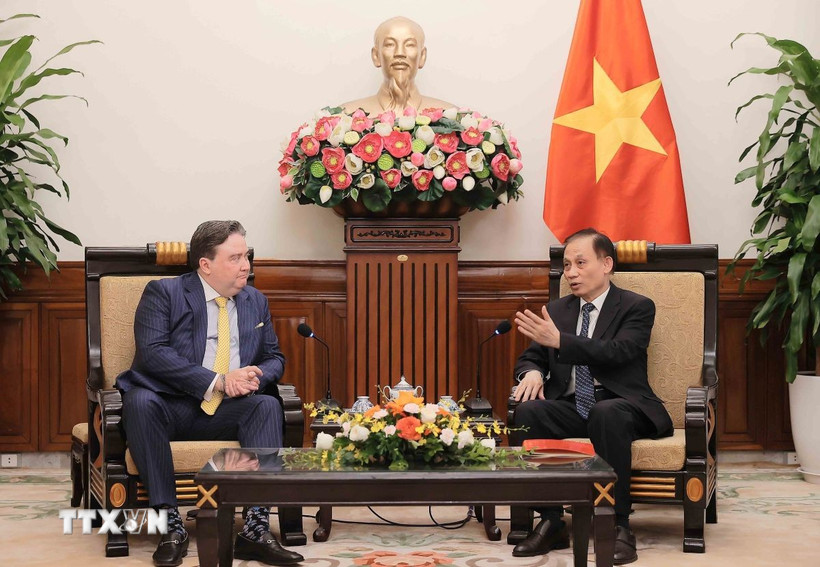 Quyền Bộ trưởng Bộ Ngoại giao Lê Hoài trung tiếp Đại sứ đặc mệnh toàn quyền Hợp chúng quốc Hoa Kỳ tại Việt Nam Marc Knapper. (Ảnh: An Đăng/TTXVN)