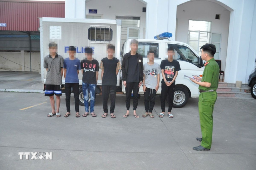 Các đối tượng tại cơ quan điều tra. (Ảnh: TTXVN phát)