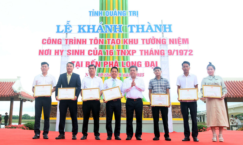 Trao Bằng khen của Chủ tịch UBND tỉnh Quảng Trị cho các tập thể, cá nhân có thành tích trong triển khai Công trình tôn tạo Di tích. (Ảnh: Tá Chuyên/TTXVN) 