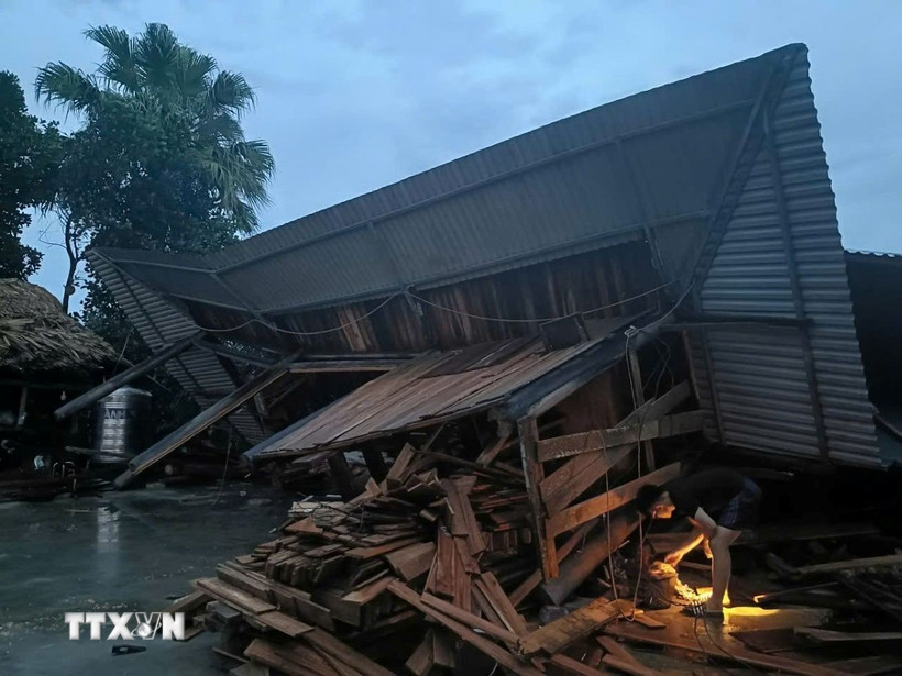Ngôi nhà ở tỉnh Lào Cai bị đổ sập do dông lốc. (Ảnh: TTXVN phát)