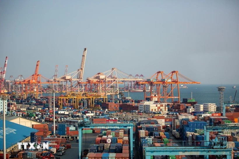 Quang cảnh cảng hàng hóa ở Busan, Hàn Quốc. (Ảnh: THX/TTXVN)