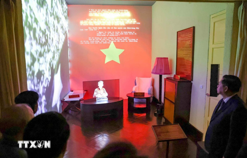 Tại một căn phòng ở gác 2 của ngôi nhà này, Chủ tịch Hồ Chí Minh đã viết bản "Tuyên ngôn độc lập", khai sinh ra nước Việt Nam Dân chủ Cộng hoà. (Ảnh: Thanh Tùng/TTXVN)