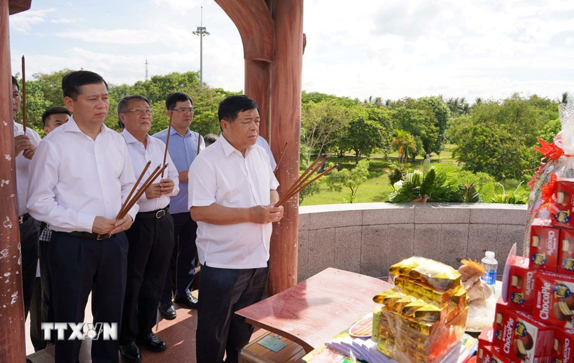 Phó Thủ tướng Nguyễn Chí Dũng dâng hương tưởng niệm tại Di tích lịch sử Quốc gia đặc biệt Thành cổ Quảng Trị. (Ảnh: Thanh Thuỷ/TTXVN)