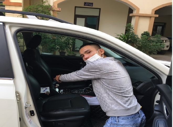 Đối tượng tìm các phương tiện ôtô có tài sản trong xe để đập kính lấy tài sản.