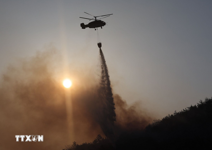 Trực thăng được triển khai dập lửa cháy rừng tại Andong, tỉnh Gyeongsang Bắc, Hàn Quốc, ngày 29/3/2025. (Ảnh: Yonhap/TTXVN)