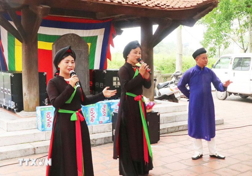 Hát dân ca quan họ tại Lễ hội Đền Đô Xuân Giáp Thìn. (Ảnh: Đỗ Huyền/TTXVN)