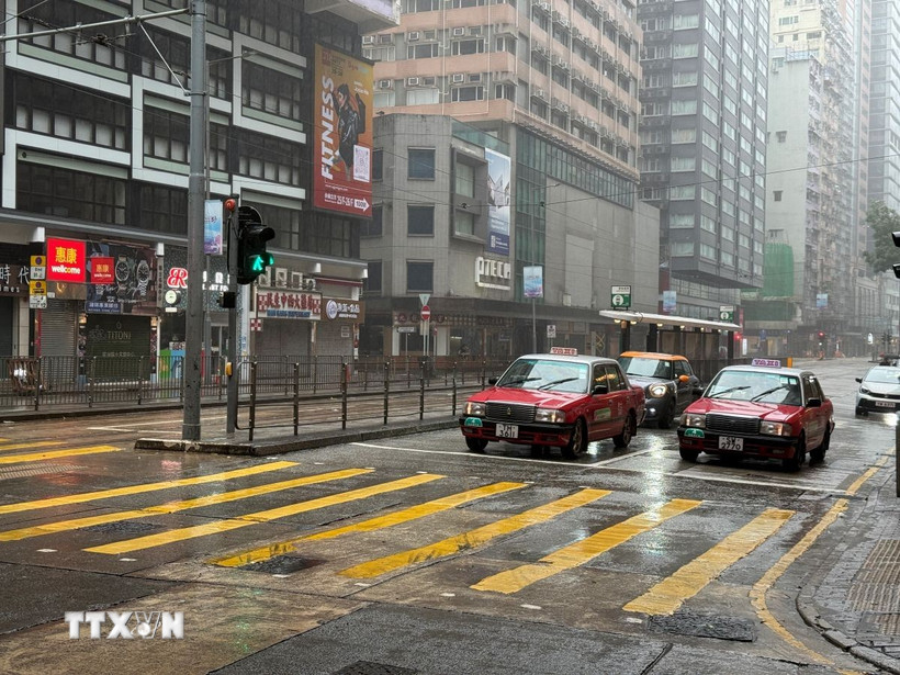 Xe taxi và xe cá nhân vẫn được phép hoạt động trên đường phố Hong Kong. (Ảnh: Mạc Luyện/TTXVN)