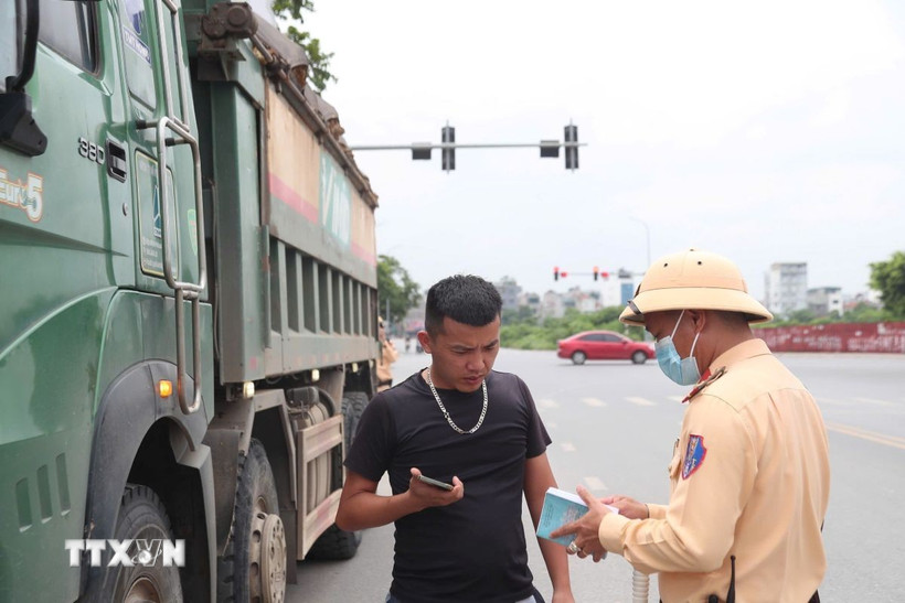 Cảnh sát giao thông sẽ tiếp tục tăng cường tuần tra, giám sát tại chân công trình, ngăn chặn nạn xe tải cơi thùng chở quá khổ. (Ảnh: TTXVN phát)