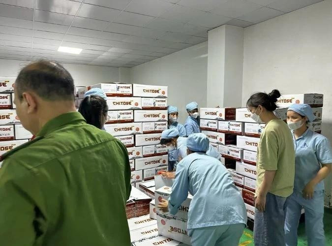 Lực lượng chức năng khám xét kho hàng của Công ty Z Holding. (Ảnh: Công an cung cấp)