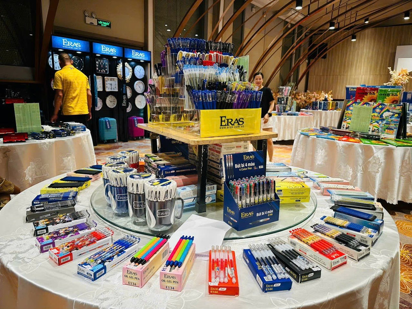 Sản phẩm văn phòng phẩm ở Việt Nam. (Ảnh: TTXVN)