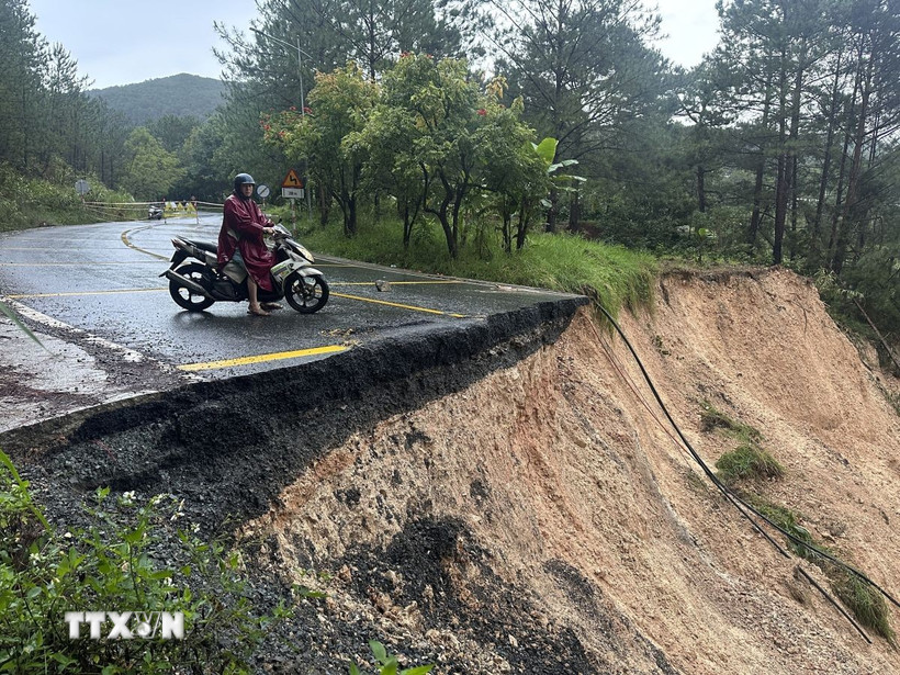 Toàn bộ tuyến đèo Mimosa bị tê liệt sau vụ sụt lún. (Ảnh: Chu Quốc Hùng/TTXVN)