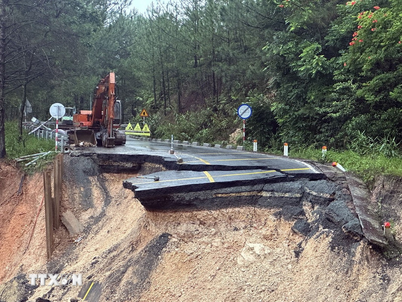 Lực lượng chức năng bố trí phương tiện tại khu vực sụt lún trên đèo Mimosa. (Ảnh: Chu Quốc Hùng/TTXVN)