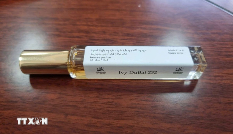 Nước hoa giả bị cảnh sát thu giữ. (Ảnh: TTXVN phát)