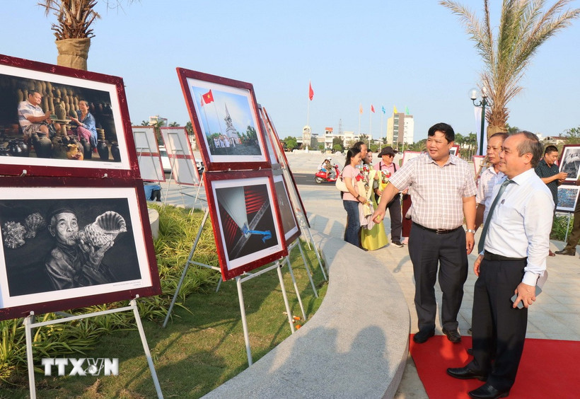 Các tác phẩm ảnh triễm lãm. (Ảnh: Phạm Cường/TTXVN)