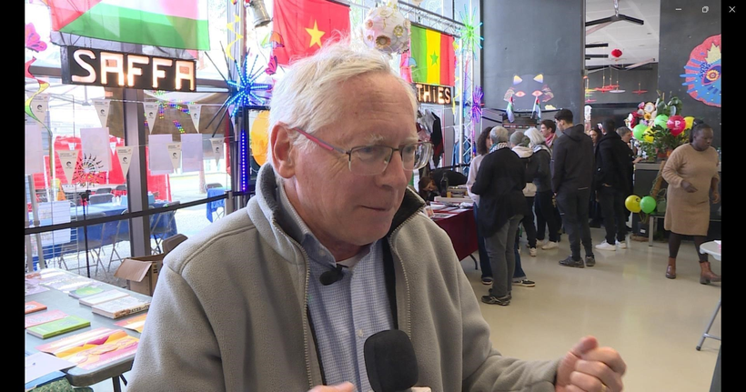 Ông Jean-Paul Jeandon, Thị trưởng thành phố Cergy trả lời phỏng vấn phóng viên TTXVN. (Ảnh: Đào Dũng/TTXVN)