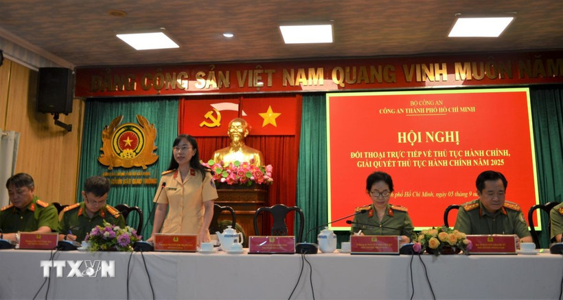 Thượng tá Nguyễn Thị Nga, Phó Trưởng Phòng Cảnh sát Giao thông, giải đáp thắc của các doanh nghiệp. (Ảnh: Linh Sơn/TTXVN) Thượng tá Nguyễn Thị Nga, Phó Trưởng Phòng Cảnh sát Giao thông, giải đáp thắc của các doanh nghiệp. (Ảnh: Linh Sơn/TTXVN)