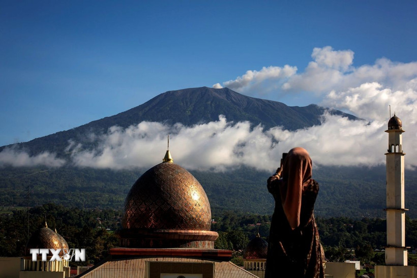 Tro bụi phun lên từ núi lửa Marapi ở Padang Panjang, Tây Sumatra, Indonesia. (Ảnh: THX/TTXVN)