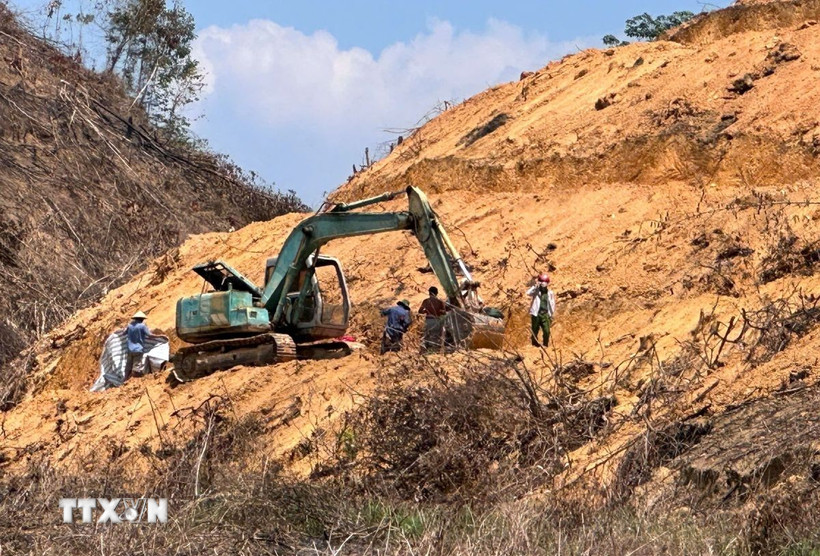 Hiện trường xảy ra vụ việc ông Phan M. bị máy xúc cán qua tử vong. (Ảnh TTXVN phát)